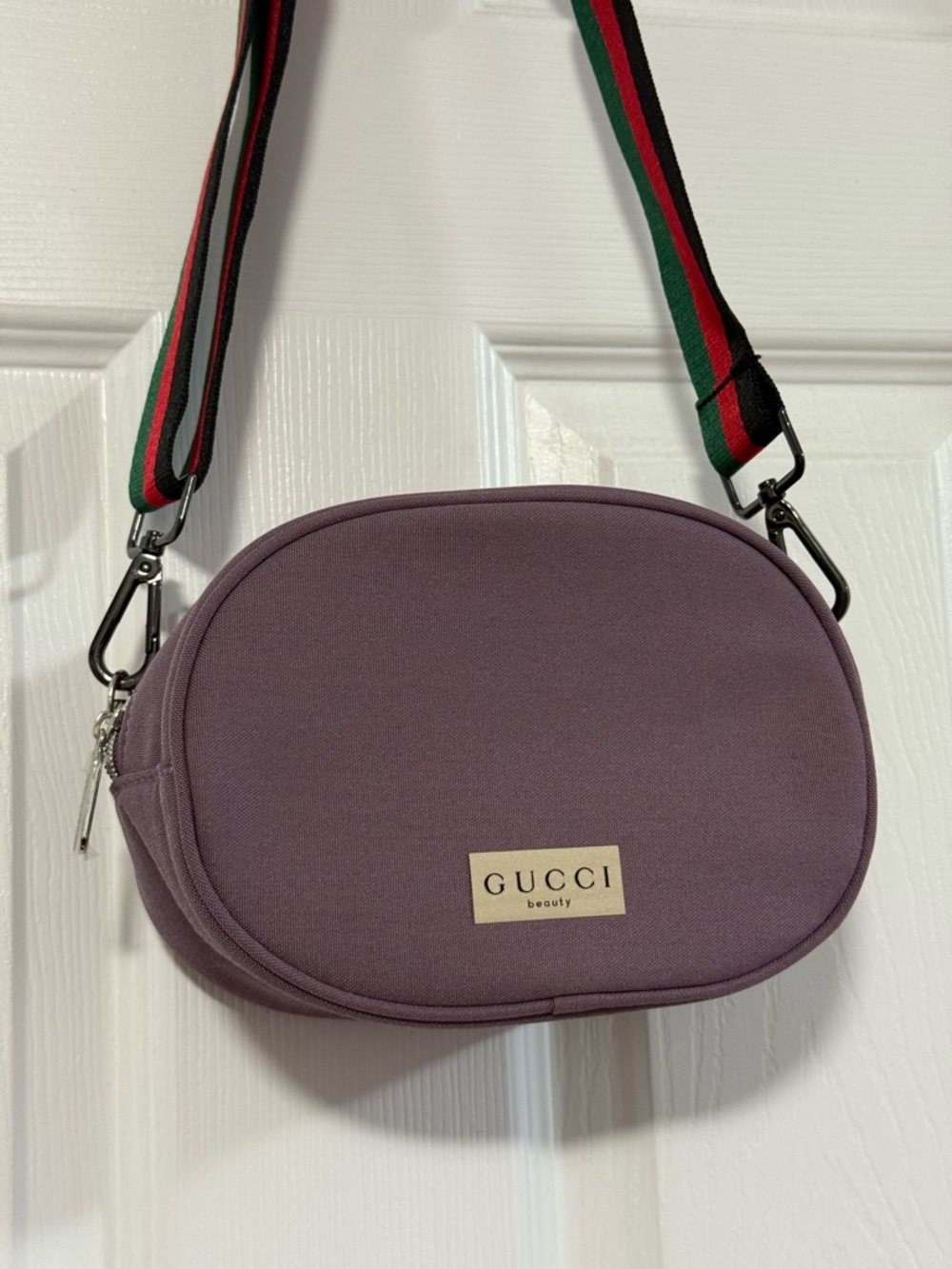 Gucci Beauty Purple Bag with Adjustable Crossbody Strap - Picture 4 of 16